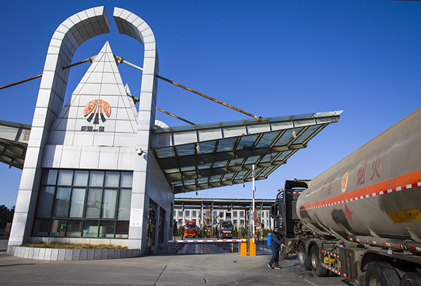 1582071932701306.jpeg 03 2020年2月17日星期一,下午三點半罐區(qū)治安科門衛(wèi)人員在為拉甲醇車輛消毒。.jpg