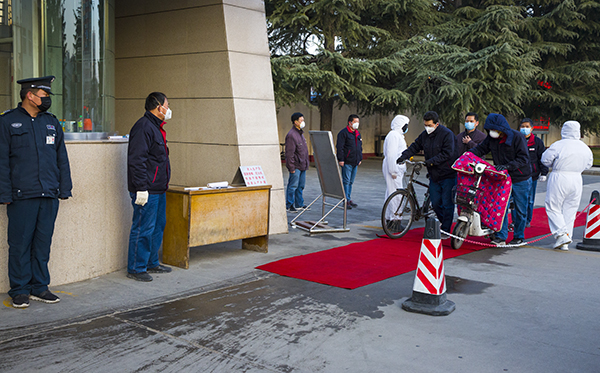 1582071961946728.jpeg 05 2020年2月18日星期二早晨,保衛(wèi)科北門執(zhí)勤人員在執(zhí)勤。.jpg