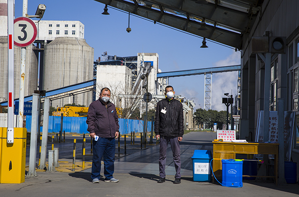 1582072005981282.jpeg 07 南門執(zhí)勤人員嚴陣以待.jpg