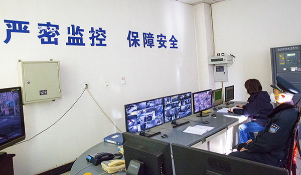 1582072041283643.jpeg 09 監(jiān)控室人員嚴密監(jiān)控.jpg