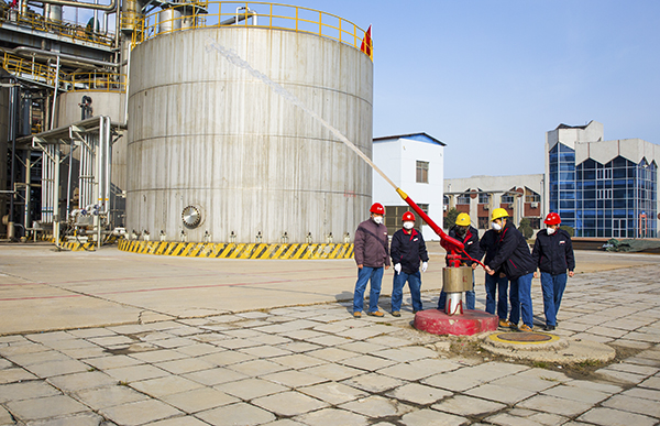 1582072072957654.jpeg 10 2020年2月18日早晨九點半,消防隊人員在檢查水炮的正常使用情況。.jpg