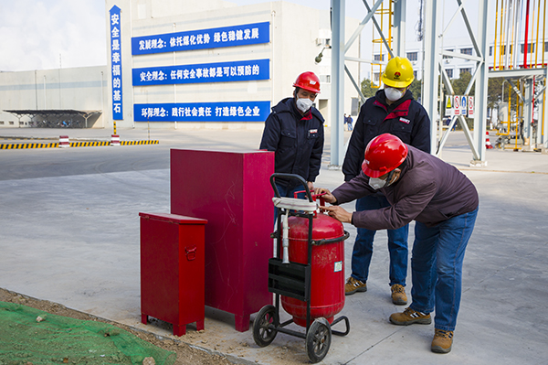 1582072103665414.jpeg 12 消防人員在檢查滅火器,他們每天下現場巡檢,確保消防設施完好。.jpg