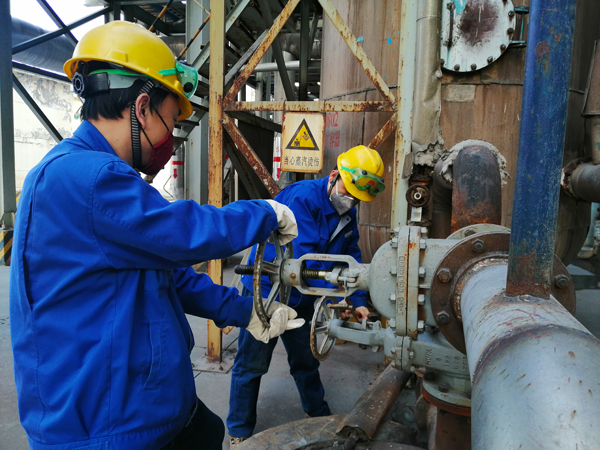 1582249801329758.jpeg 在崗人員忙碌于節水裝置投運壓縮.jpg