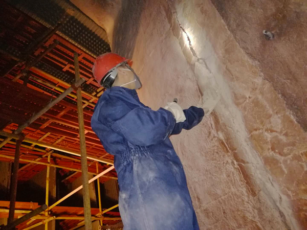 1586105342249902.jpeg 5號爐內(nèi)檢查完后又進(jìn)入3號爐膛出口水平煙道檢查澆注料的動(dòng)力車間主任李景忠.jpg