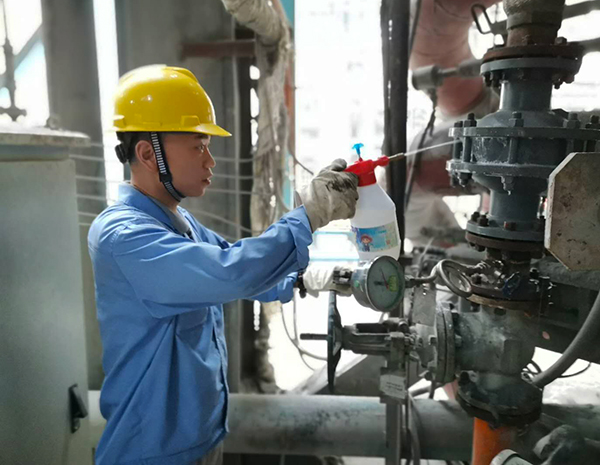 1596079873541195.jpeg 操作人員噴壺查找設(shè)備缺陷漏點.jpg