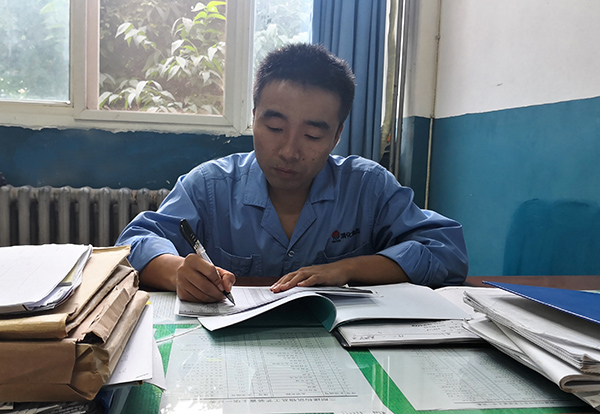 1600669223786376.jpeg 王少盼正在審核技術方案.jpg