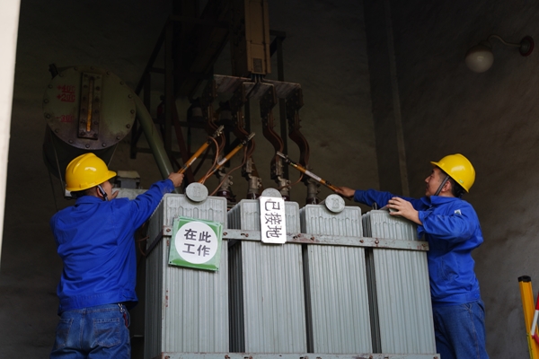 1605427260729718.jpeg 3、安措小組正在對變壓器做安全措施.JPG