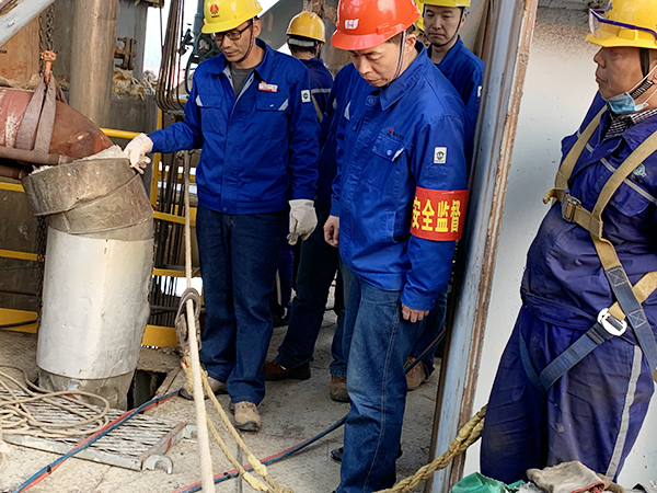 1605585663803852.jpeg 公司領導趙強深入尿素現場檢查工作.jpg