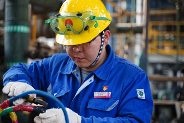 1605777895741366.jpeg 黨員史曉峰在檢修電機.JPG