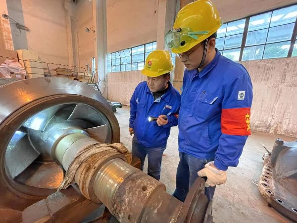 1606036891795066.jpeg 供排水張熙博檢查轉子.jpg