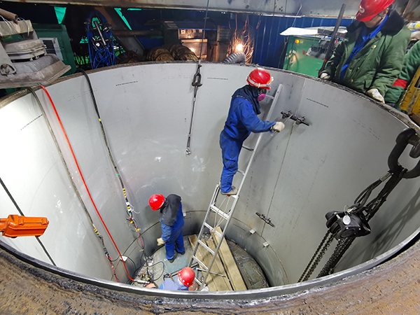 1606894271850934.jpeg 檢修人員安裝合成塔最后一節新襯里.jpg