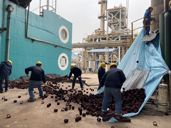 1607246248927865.jpeg 1 現(xiàn)場多人配合拆卸DA202填料.jpg