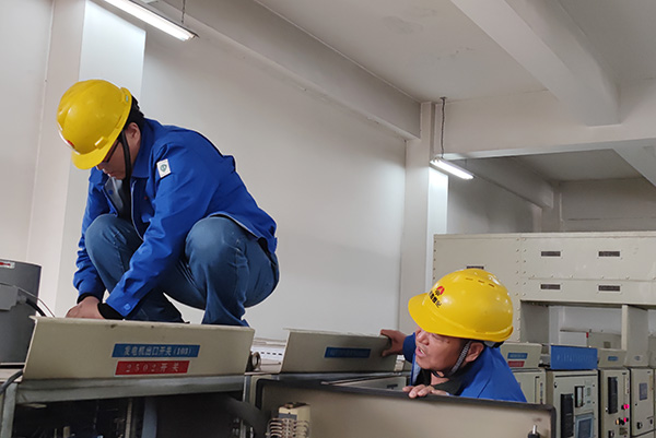 1617780470573089.jpeg 王宏和張滿君處理發電機開關柜3.jpg