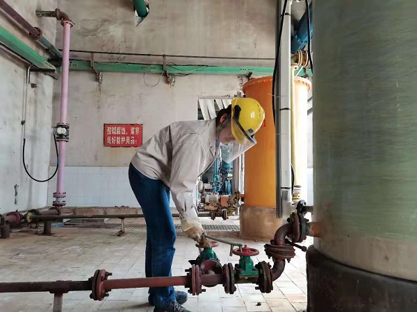 1619870020246403.jpeg 張丹在調整酸罐出口閥門開度.jpg