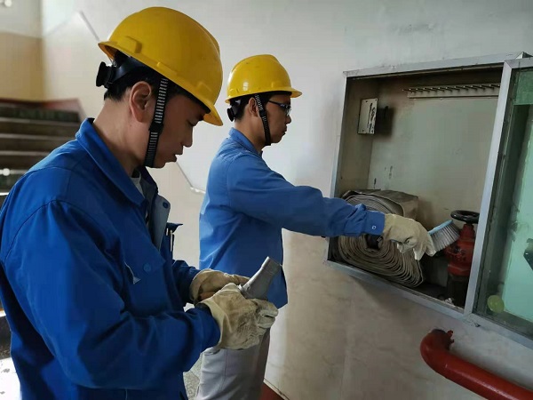 1619870038243314.jpeg 班長魏高強帶領班組員工檢查消防設施.jpg