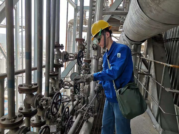 1619870065444764.jpeg 高晨磊檢查脫硝系統.jpg