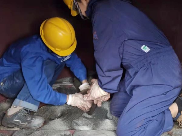 1634774751787351.jpeg 除氧頭內濾料填裝.jpg