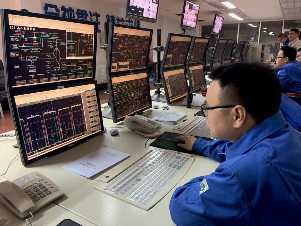 1637562882833173.jpeg 空分技術(shù)員觀察記錄運(yùn)行參數(shù)變化.jpg