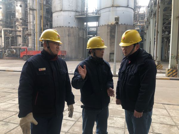 1637562906507335.jpeg 合成技術(shù)員及時(shí)查看泄漏.jpg