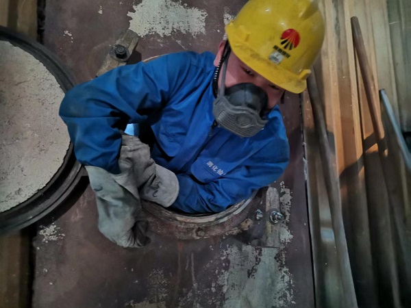 1651539652840796.jpeg 張建國鉆出爐膛瞬間.jpg