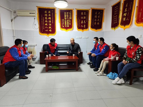 1665110971752413.jpeg 動力支部志愿者去敬老院與院長了解老人情況.jpg