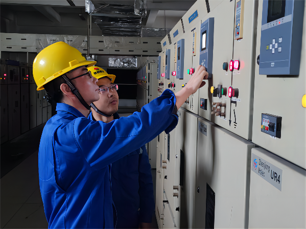 1669256313969713.png 李強(qiáng)正在認(rèn)真巡檢配電室(1).png