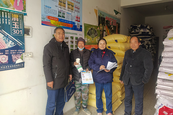 1676246655939428.jpeg 2月10日,尿素銷售人員在武功縣貞元鎮農資店向農戶發放宣傳資料。(副圖).jpg