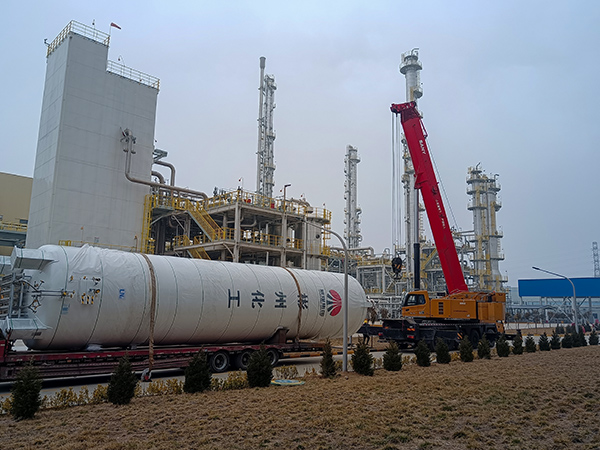 1676851692182438.jpeg 2月17日,在物資采供部的周密部署下,彬州制氣車間低溫能源綜合利用項目液氮儲罐按時到貨,卸車現(xiàn)場(副圖).jpg