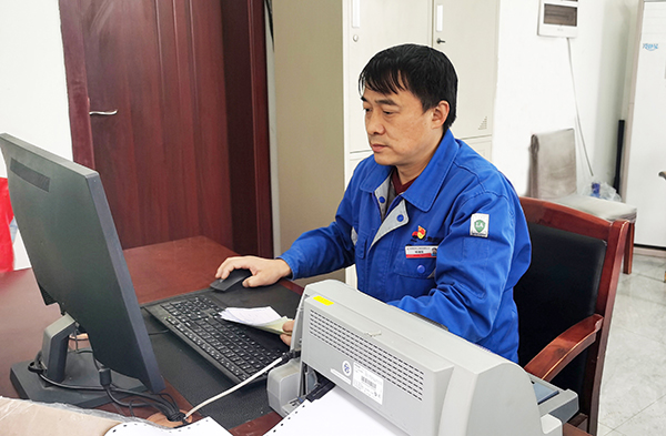 1677036965718039.jpeg 2023年2月22日運銷市場部員工楊靖軍正在彬州化工學習銷售開票1(副圖).jpg