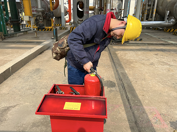 1677456274460583.jpeg 巡檢對消防器材進行細致檢查(副圖).jpg