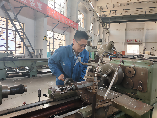 1678862097450991.png 車工贠航海認真操作車床準備大修備件(1).png