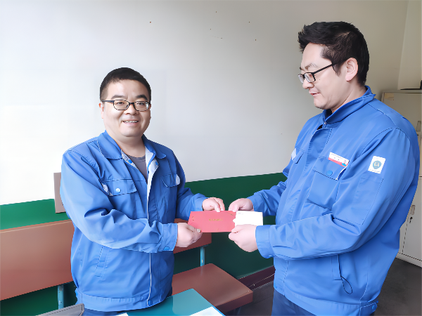 1678862382258715.png 分會委員趙偉代表部門全體職工為侯小鵬送上生日祝福(1).png