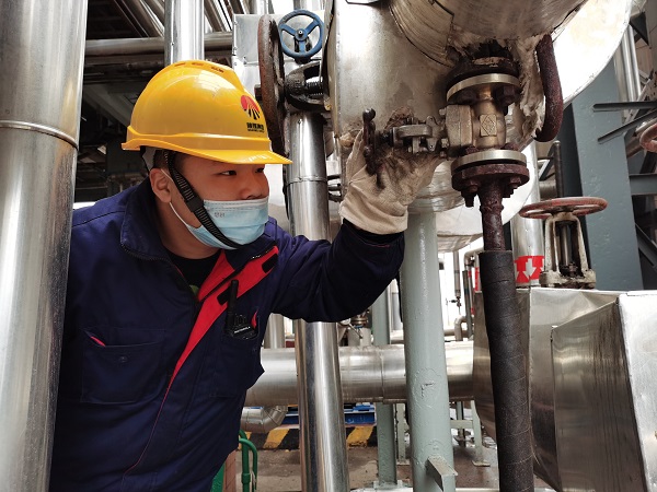 1679016049962719.jpeg 3月16日,尿素車間化工一班王浩男在現場調整導淋開度.jpg