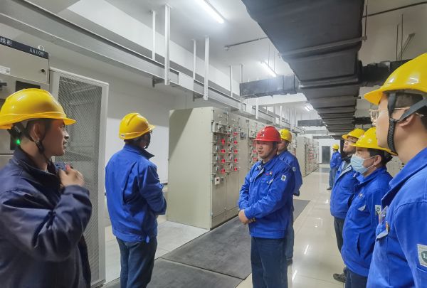 3月16日，對(duì)標(biāo)交流現(xiàn)場(chǎng)，技術(shù)組長(zhǎng)于康健為大家講述配電室的運(yùn)維情況.jpg