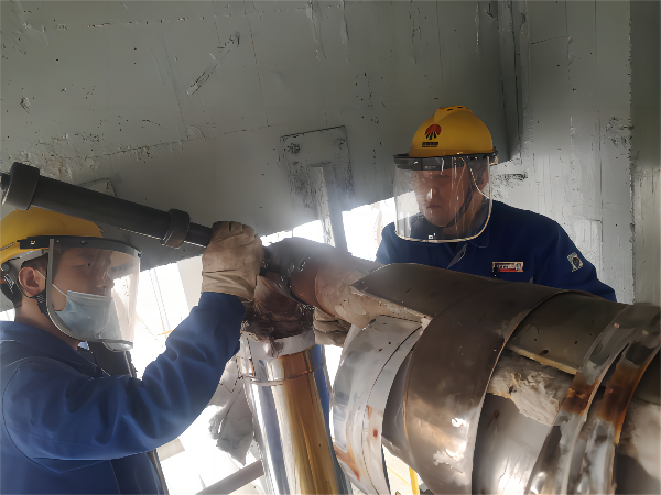 1679273562664718.png 李繼榮帶領作業小組在尿素FA202管線實施帶壓堵漏作業3(1).png