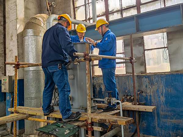 4月4日，合成車間安全技術員董子旭、設備技術組組長谷成駿、設備技術員呂玉亮進行發電機油濾芯自主維修工作。.jpg