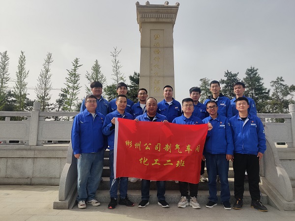 1681107157844224.jpeg 4月7日,制氣車間化工二班走進趙夢桃紀念館參觀學習,班組人員在館前趙夢桃紀念碑下合影留念。.jpg
