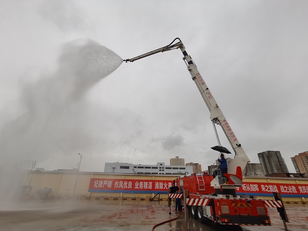 1681364776389099.jpeg 4月3日下午司機操作舉高車噴水.jpg