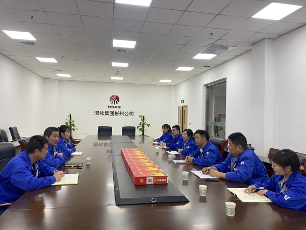 1681859510236088.jpeg 4月18日,制氣車間黨支部與質(zhì)量監(jiān)督檢驗(yàn)部黨支部在彬州公司會議室,開展對標(biāo)交流活動(dòng),支部書記就提升支部黨建標(biāo)準(zhǔn)化建設(shè)交流經(jīng)驗(yàn)畫面。.jpg