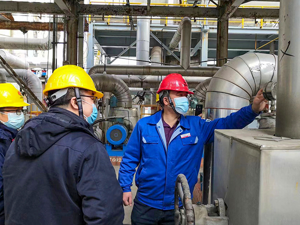 1682231171970795.jpeg 車間工藝副主任張寶利定期組織技術人員排查設備運行狀態 600.jpg