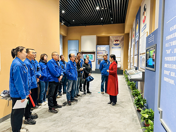 4月22日上午，物料車間黨支部組織黨員領(lǐng)導(dǎo)干部及行使公權(quán)力人員同家庭成員共赴渭南市博物館廉政廳，開展以“廉潔文化進(jìn)家庭 筑牢倡廉家防線”為主題的警示教育活動(dòng)-講解員介紹展廳.jpg