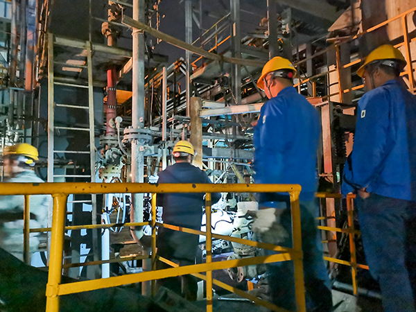 1682491462779835.jpeg 4月25日21:00,檢修人員正在對合成車間四號氣化爐進行閥門更換作業(yè) 600.jpg