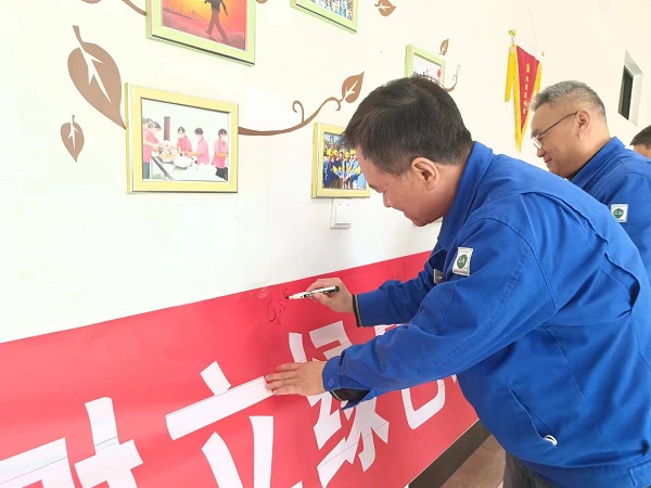 1682642831971852.jpeg 支部書記和立軍在黨日活動中簽字.jpg