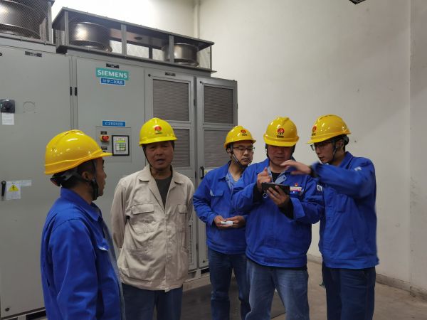 1683157325116354.jpeg 4月30日,改造小組在現場就施工方案進行一次“桌面推演”.jpg