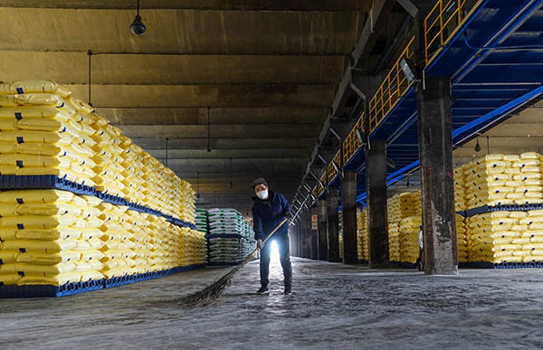 1683552122312126.jpeg 2023年4月運銷部鐵路科員工現場6S提升,擺放整齊劃一的尿素成品庫,現場地面衛生時刻有清掃人員保持清潔 600.jpg