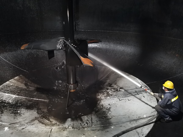 1683620377331077.jpeg 雙甲三期煤漿槽清洗工作圓滿完成-作業(yè)人員清洗煤漿槽.jpg