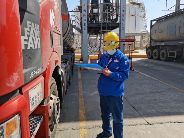 1683622071608574.jpeg 楊培在191罐區記錄裝車臺賬.jpg