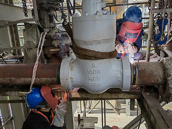 5月12日，動力車間三期管廊上，進行BW管線改造，檢修人員正在將新安裝的隔離閥與原管線焊接在一起.jpg