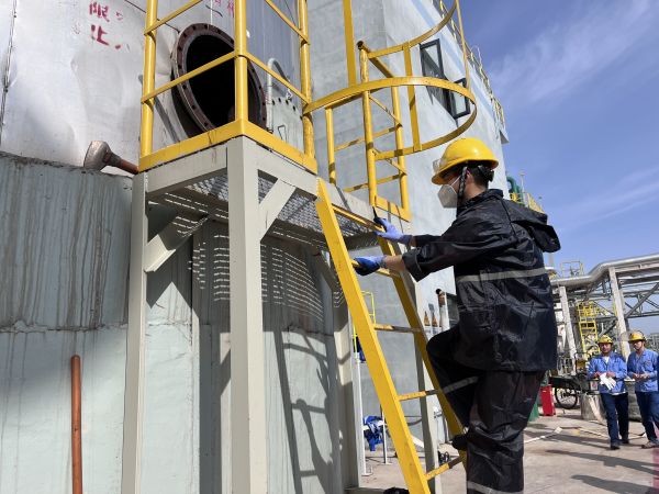 1683867245536038.jpeg 從人孔進入熱水槽 中.jpg