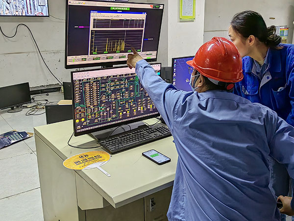 5月13日，動(dòng)力車間三期鍋爐控制室，DCS改造工藝、儀表、電氣等部門聯(lián)合調(diào)試期間，車間副主任焦志波詢問(wèn)DCS改造畫面.jpg
